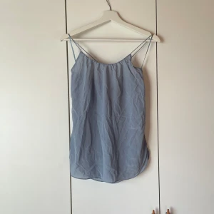Linne från massimo dutti  - Super härligt linne i fin blå färg! Korsad i ryggen