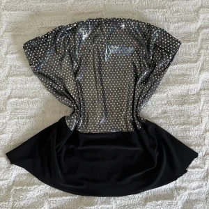 fest topp - fin fest topp från secondhand men i bra skick. passar s-m beroende på hur man vill att den ska sitta