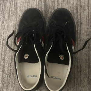 moncler skor  - moncler skor i mycket bra skick! de säljs pågrund av att jag ej använder de mer. kan även tänka mig byten. kom med prisförslag!