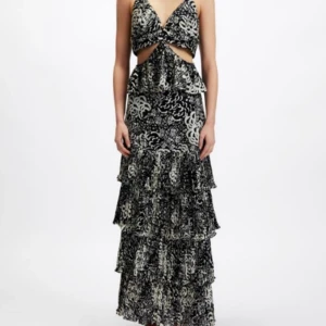 Zara långkjol - Säljer denna så fina långkjolen från Zara som är till ett set, har båda delarna om ni är sugna på att köpa hela. Den är så fin volangkjol perfekt till sommaren!!