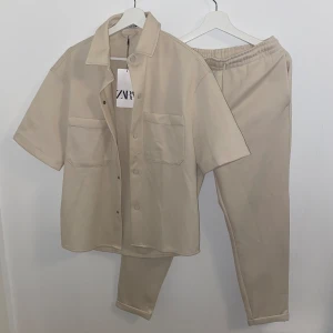 ZARA - Dress beige  - Säljer en helt nyinköpt ZARA dress i utmärkt skick!   Storlek: S Färg: Beige 