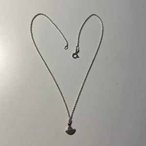 Silverhalsband - Säljer ett äkta silverhalsband med en båt på. Den har en 925 stämpel. Vid köp av fler smycken kan frakt kombineras. Skriv vid frågor