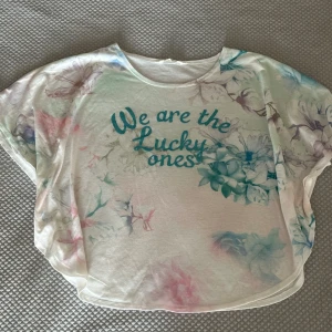 T-shirt  - Jätte fin färg och rekommenderar starkt🩵