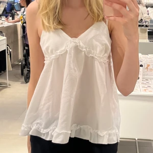 Vit topp - Vit topp använd en gång 🩵Köpt second hand:)