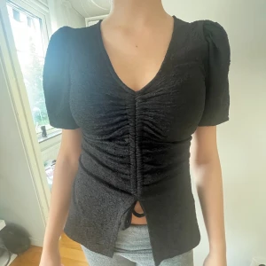 Topp från bikbok - Jättefin topp ifrån bikbok med lite puffiga armar och slits nertill! Aldrig använd utan bara testad, passar till vardags och festligare tillfällen! 