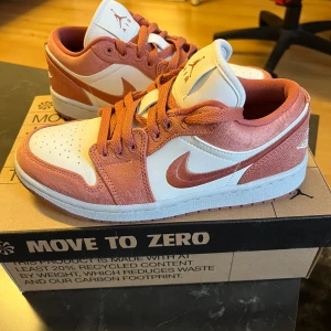 Air jordan 1 low  - Helt nya, bara testade. Nypris 1500kr, skriv för mer info, bilder osv. 