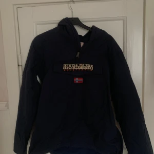 Napajiri anirak - Säljer denna anorak från napajiri i strl 164/xs! Perfekt skidjacka!