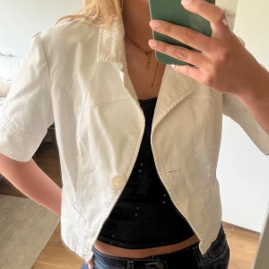 Trekvartsärmad jacka  - Trekvartsärmad jacka. Från Gina Tricot. I storlek S!!