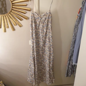 Klänning  - Från H&M, använts få gånger. 100%bomull 