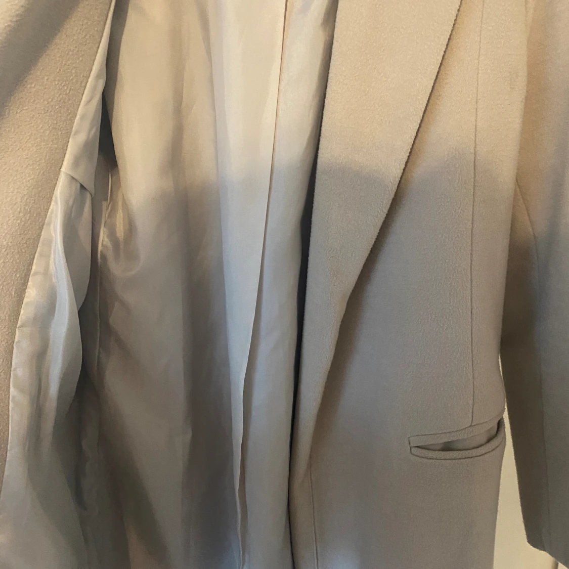 Gråbeige kappa  - 90