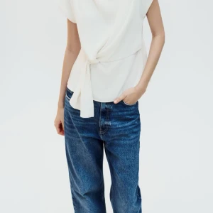 Zara topp - Säljer denna super fina topp från zara som är i nyskick då den endast är använd 1 gång❤️passar mig som är en S-M, slutsåld på hemsidan 