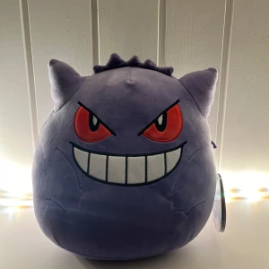 Squishmallow gengar  - Gengar squishmallow 25cm. Nyskick endast stått som prydnad. Inga fläckar eller liknande. Tagen sitter kvar ❤️