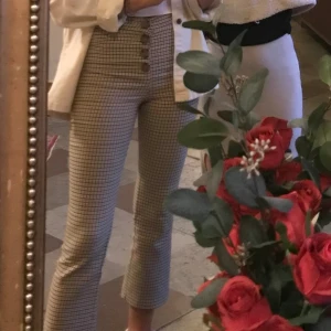 Rutiga byxor från Zara - Säljer ett par rutiga byxor från Zara :) Mycket bra skick!