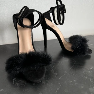 Klackar 👠 med fluff - Svarta fluffiga klackar 👠 storlek 39/40❤️knappt använda. 10 cm höga