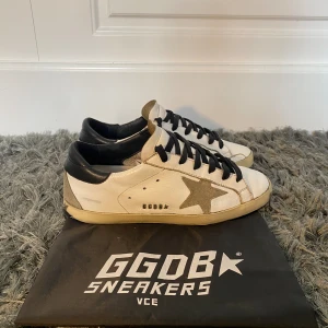 Golden goose skor - Hej. Säljer nu mina jättefina golden goose skor i bra skick. Skorna har lite heeldrag, skriv om ni vill ha bild på det.  Vid köp tillkommer skorna och en dustbag. Pris inte hugget i sten! Mvh/reselluxe