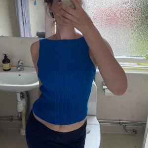 Blå topp NA-KD  - Blå topp från NA-KD i storlek S som är mycket sparsamt använd. Toppen har gått upp pyttelite i en söm på ärmen och därav priset, skriv till mig för bild!🌸