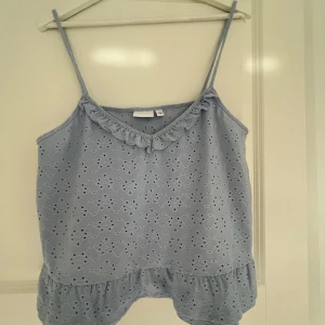 blå topp från Vila - skittt snygg sommartopp från Vila! sitter sååå bra och passar perfekt nu till sommaren! använd fåtalet gånger och är i mycket fint skick.
