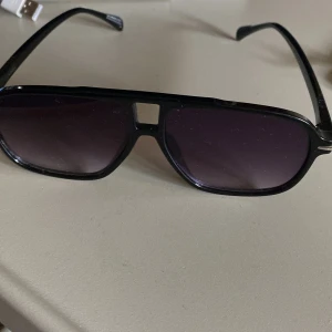 Laidback glasögon -  Dessa grisch glasögon är stilrena och moderna med en rundad ram i svart acetat. Glasen är klara och ger ett skarpt och tydligt synfält. 😙På sidorna av bågarna finns små silverdetaljer som. Som gör så att en outfit går från en 3a till en 11a😍😍