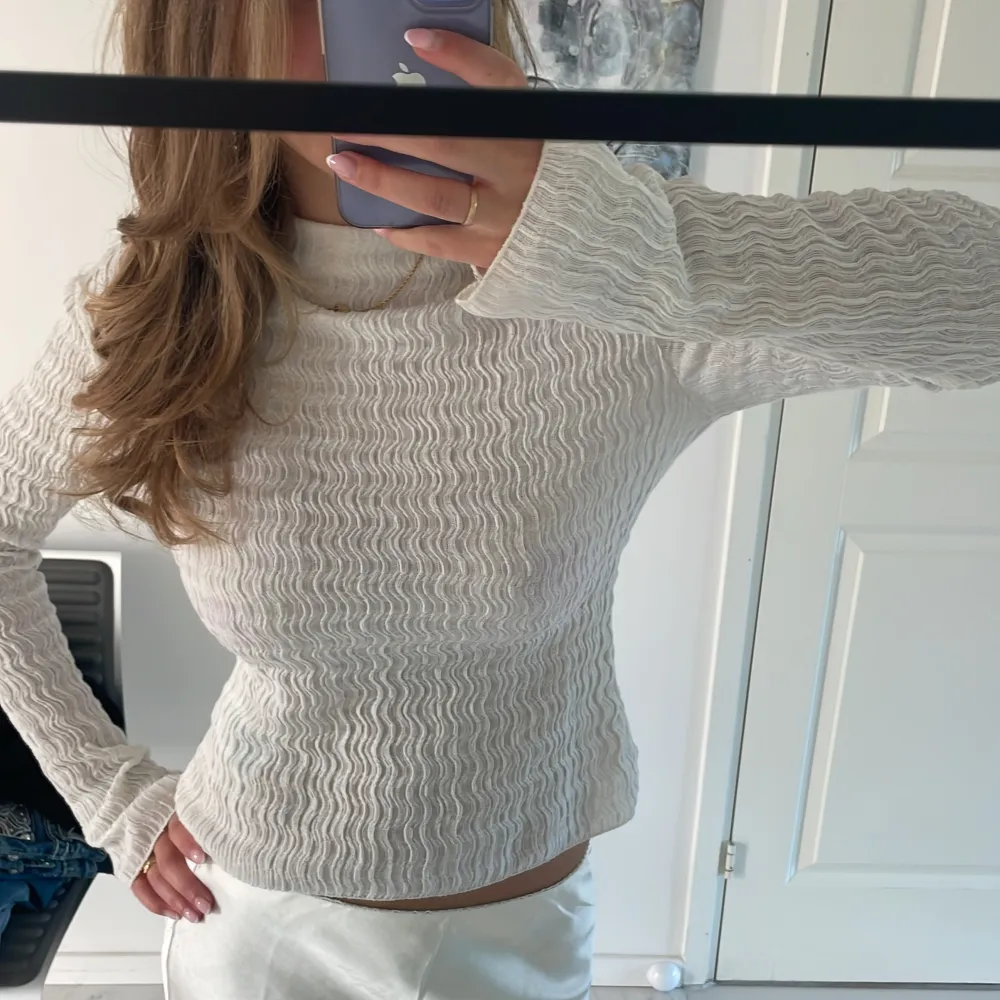 Så fin tröja från Gina men kommer inte till användning. Har en liten defekt (se bild 3), kanske går att sy ihop har inte testat. Men syns inte om man stoppar ner kragen lite grann bara💓💓. Neuletakit & Villapaidat.