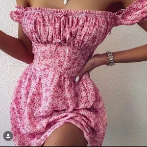 Klänning  - Säljer denna klänning köpt från mashiwear använd en gång storlek xs/s