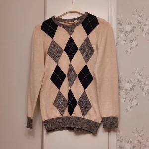 Tunn tröja - Tunn klassisk tröja för tonåring. Mycket bra skick. Använd få gånger. 