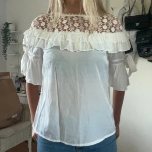 Vit blus - Säljer helt ny superfin vit blus som aldrig kommer till användning🤍Märket är my helena och i storlek S🤍Pris kan diskuteras 