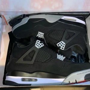 Jordan 4 - Jordan 4 black canvas storlek 40.5. Helt ny, pris kan diskuteras 