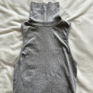 Söt topp med polokrage - Supersöt grå topp med polokrage från Zara! Endast använd en gång så i bra skick, storlek M🫶🏼