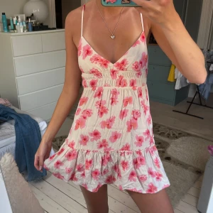 super fin klänning! - Säljer denna super fina klänning från pull & bear! Perfekt nu till sommaren!