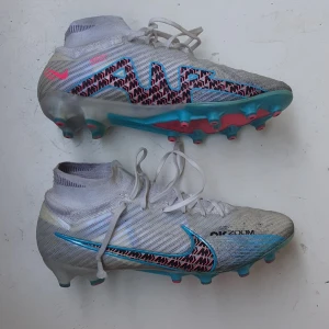 Nike Mercurial Superfly 9 Elite Air Zoom - Säljer nu mina "Nike Mercurial Superfly 9 Elite Air Zoom" då jag är i behov av pengar, de är som nya, fantastiskt sköna att köra fotboll med. De har Nikes nya "flyknit" matrial.  Nypris 3300kr Mitt pris 900kr  Dm vid frågor😁