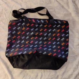 Strandväska - Perfekt strandväska från Victoria Secret. Väldigt rymlig. Tror jag använt den två, tre gånger. Jättebra skick 💞