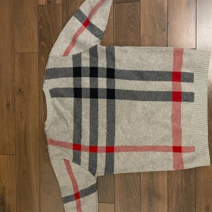 unik burberry tröja - Tömmer just nu garderoben för jag sparar pengar, denna unika burberry tröja köpte jag för 3000 men den var alldeles för liten…  Därför säljer jag den nu, den har inga deffekter alls! Priset är inte hugget i sten!