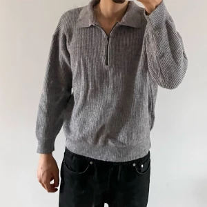 Stickad half zip tröja - Väldigt skön och snygg. Helt ny, säljer pga för liten för mig.  Strl L men passar bättre till M och kanske till S kontakta mig för mer info :), löser så du får fri frakt 