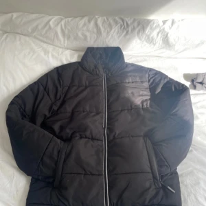 Vintage vår/höst jacka - Jätte fin vår/höst jacka men även härlig till sena eller kalla sommar dagar. Jackan går att croppa längst ner med hjälp av band.