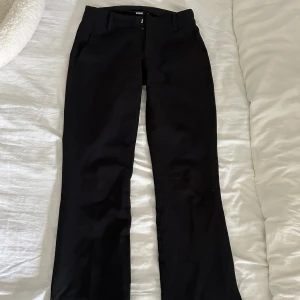 Lågmidjade kostymbyxor  - Supersnygga kostymbyxor, tyvärr väldigt små för mig