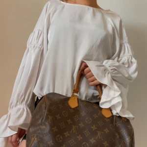 Vit volang blus  - Vit blus med volanger längst ärmarna! Super skön och jätte fin, passar till många tillfällen💞