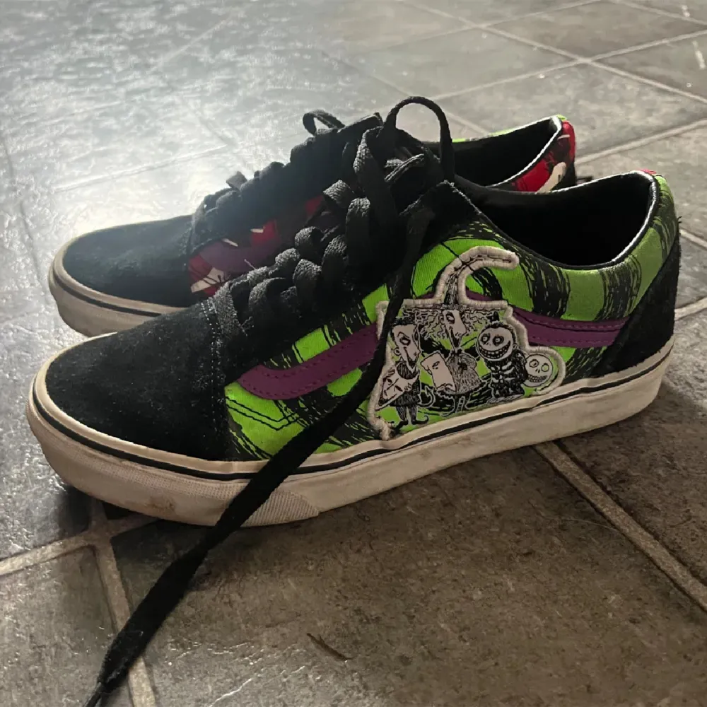 Ett till par Vans jag nästan aldrig använder så de har minimalt slit, de kommer med originalkartongen och är storlek 38! Dessa är också ”The Nightmare Before Christmas” edition, ställ gärna frågor :). Skor.