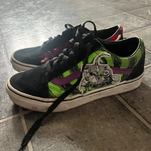 Vans - Ett till par Vans jag nästan aldrig använder så de har minimalt slit, de kommer med originalkartongen och är storlek 38! Dessa är också ”The Nightmare Before Christmas” edition, ställ gärna frågor :)