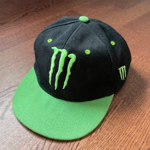 monster energy keps - lite energisk vibes ✌🏻✌🏻✌🏻 riktigt snygg monster keps snapback som e justerbar 🤤 ‼️PRIS KAN DISKUTERAS ‼️ skriv för frågor/fler bilder 🫶🏻🫶🏻
