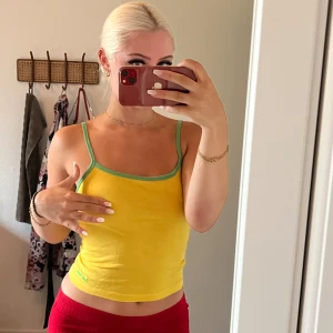 gult linne - Supergulligt linne från Urban outfitters i storlek small. Aldrig använd. Lite genomskinlig så skulle rekommendera nipple covers eller bh under :)