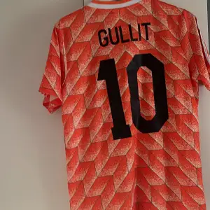 En Gullit tröja från Nederländska landslaget under vm 88 Otroligt bra skick Strl M Hör av er vid frågor eller funderingar 