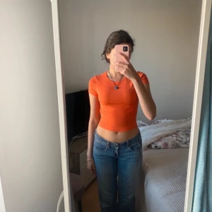 Orange croptop - Orange topp köpt från GinaTricot förra året, säljer eftersom den inte kommer till användning