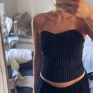 Topp - Svart topp med kritrandsstreck (vita streck) i storlek xs 🥂🤍