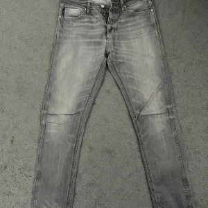 Grå jeans - Innerbenslängd 87 cm Midja 94 cm