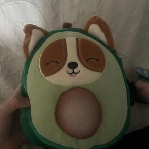 Squishmallow  - Squishmallow hund i avokado, har lappen men den Sitter ej på. Men skickar med den såklart 🤗