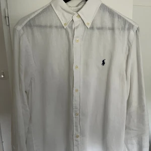 Ralph Lauren linneskjorta - Säljer en oanvänd Ralph Lauren linneskjorta som aldrig är använd, endast testad. Säljes pga för stor. Jag är 181cm och 80kg. Passar nog folk som är 185-190cm. Nypris 1700kr