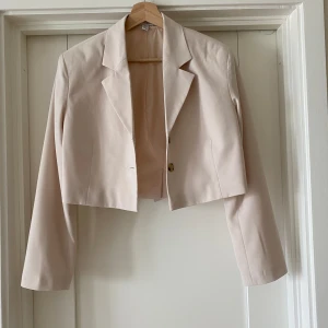 Croppad kavaj - Beige/cremefärgad. Sparsamt använd.