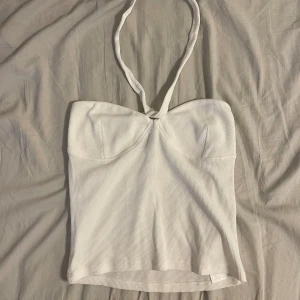 Vit topp - Vit söt halterneck topp från Gina, perfekt till sommaren. Oanvänd skick 👌👌 