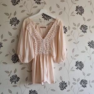 Saint tropez, rosa/beige/peach, topp/blus/tröja, Strl: S/36,  - Topp/blus/sommartröja från Saint Tropez i storlek small. Bra skick. Tunn, fin och somrig. Kortare i bak. OBS! Jag kan inte skicka något vecka 26.