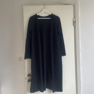 Kofta  - Bra att ha i sommaren. Kofta, färgen svart 